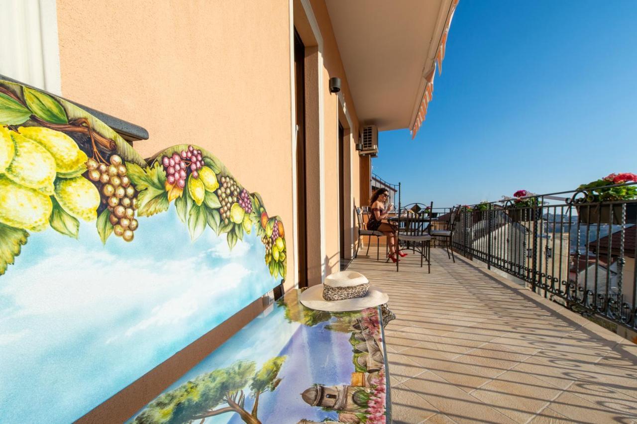 Donna Sofi Holiday House أَجيرولا المظهر الخارجي الصورة